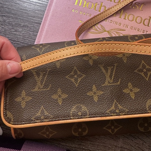 Louis Vuitton Monogram Twin Pochette preloved in pristine condition - Picture 7 of 9